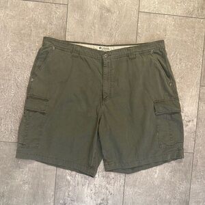 Columbia Sportswear Hunter green Cargo Shorts Size 42 9 inch Inseam EUC